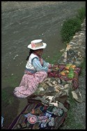 Mädchen in Colca-Tracht mit Kaktusfrucht